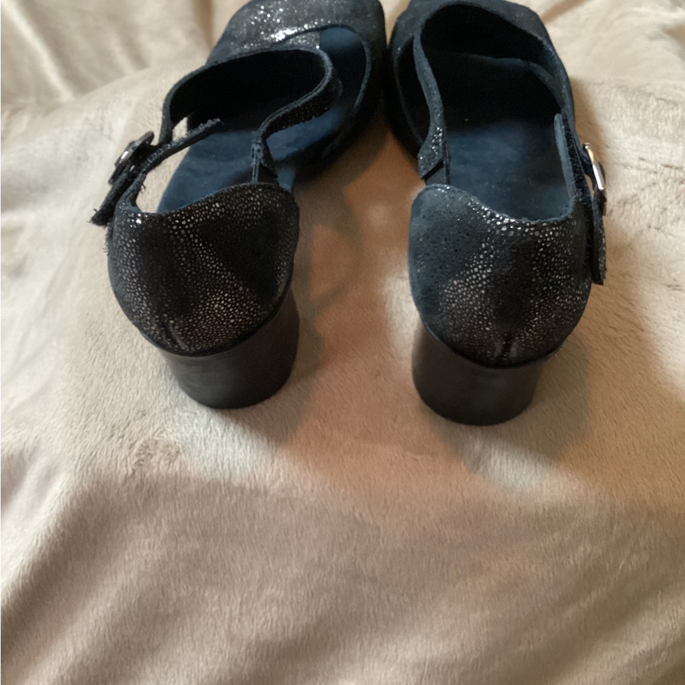 MUNRO Black Comfort  Metallic Leather Sandal — Worn Once Inside - Picture 2 of 8